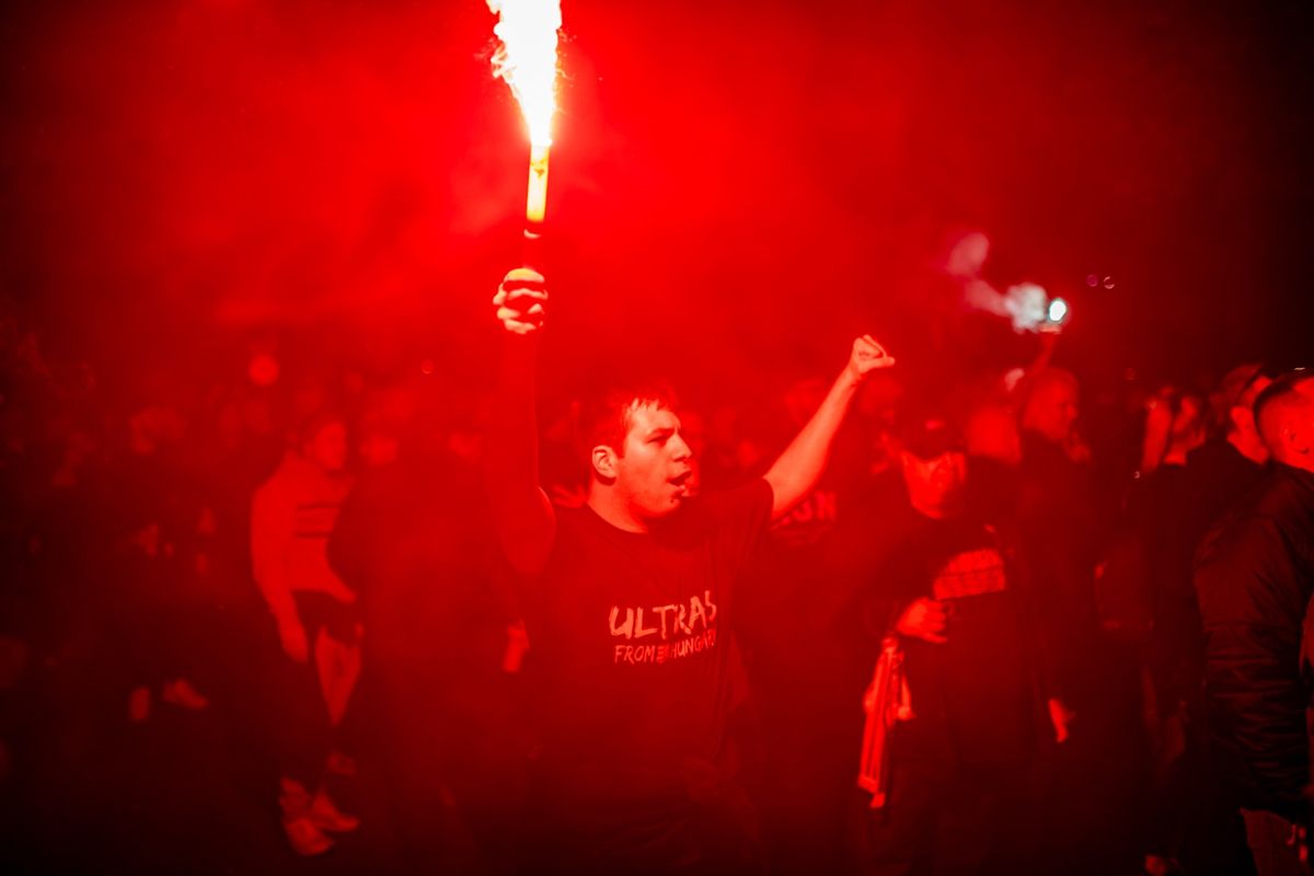 A magyar szurkolótábor szervezetten vonult a zenicai stadionhoz