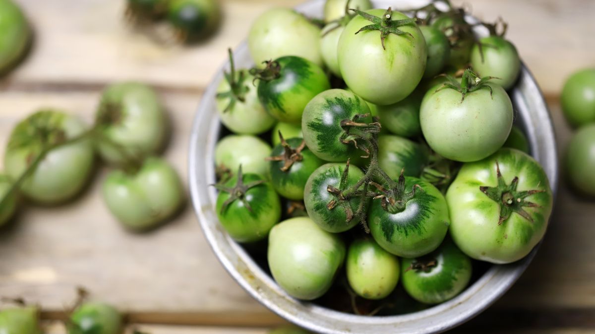 Green,Tomatoes,In,A,Bowl,On,A,Wooden,Surface.,Rustic