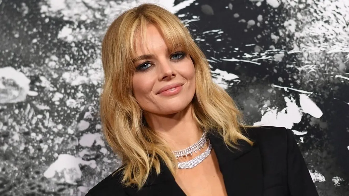 Tűzforró: kivillantak a gyönyörű ausztrál színésznő mellei