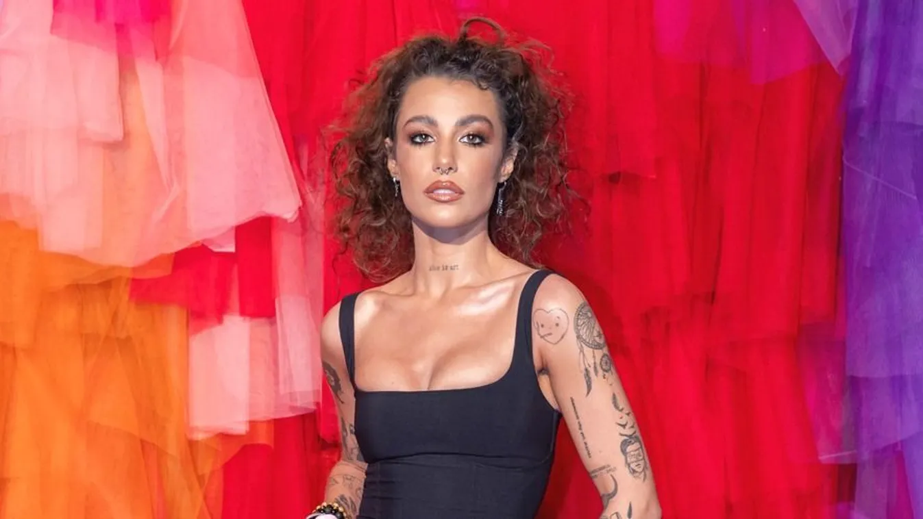 Tűzforró: Tóth Andi testén durván feszül a ruha