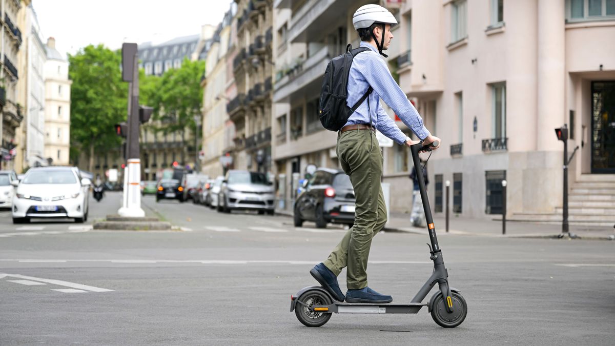 Illustration,Picture,Shows,People,Using,A,Self-service,Electric,Scooter,In elektromos roller, roller, e-roller, 