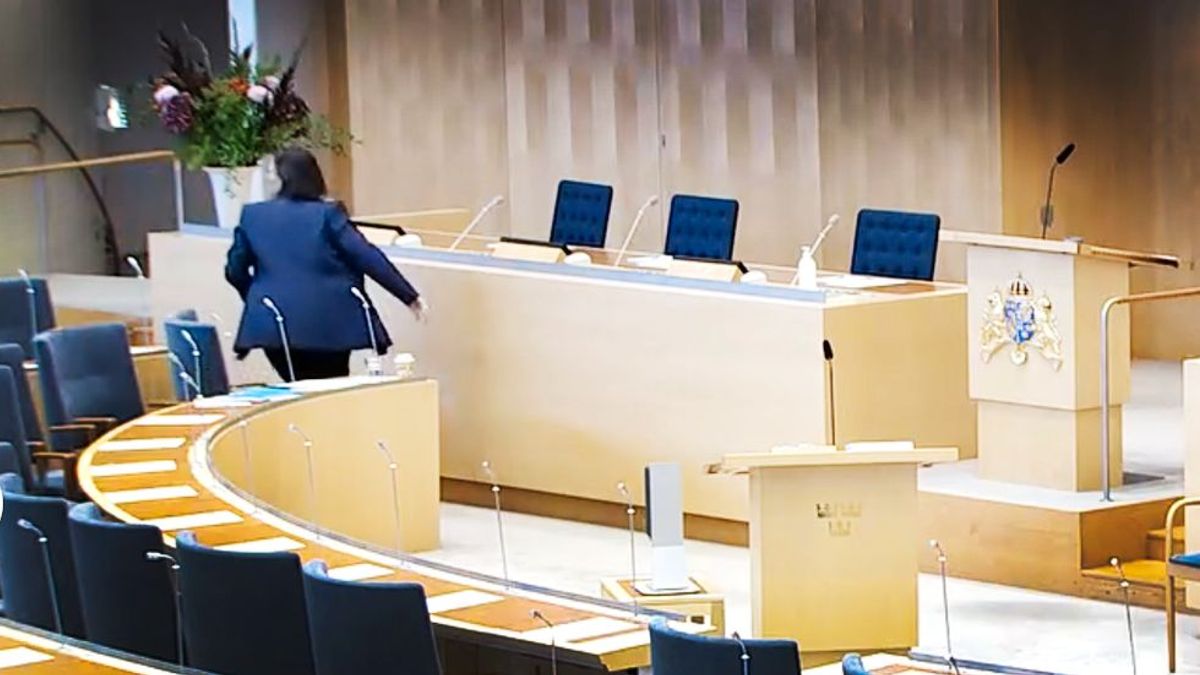 Paradicsommal dobálták meg a svéd külügyminisztert a parlamentben