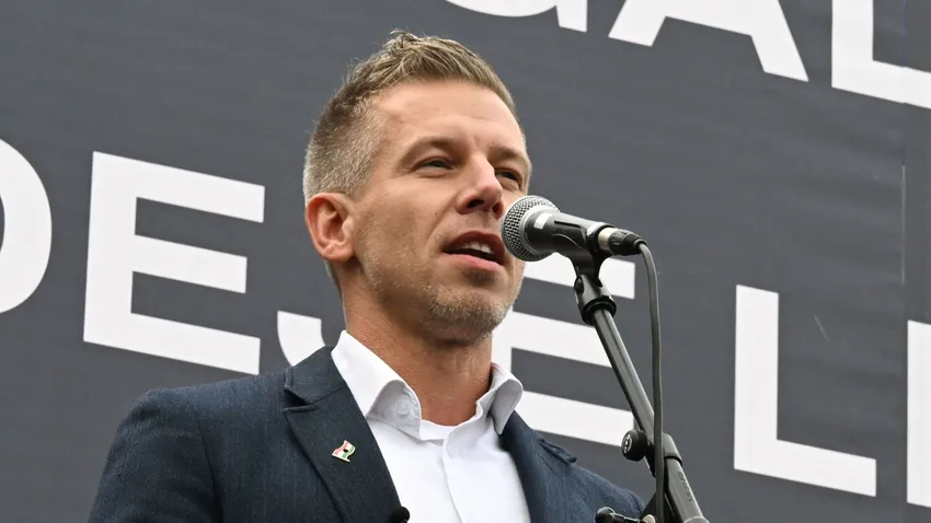 Magyar Péter tiszteletlenül bánik a nőkkel