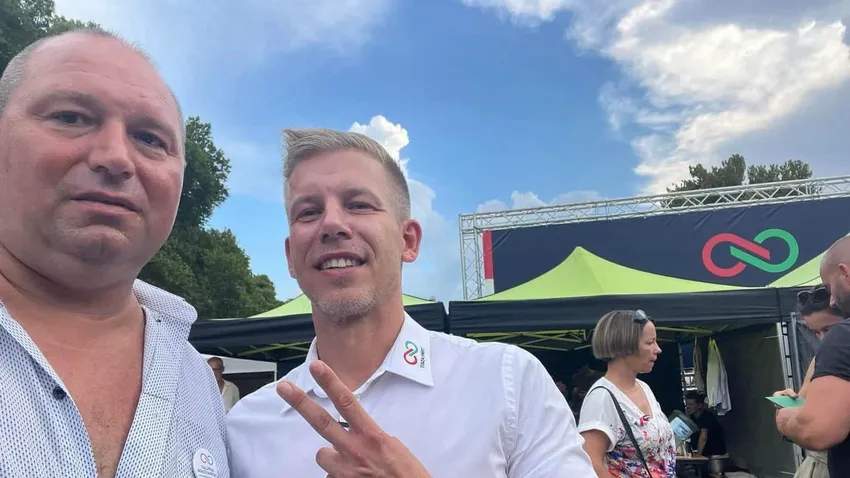 Magyar Péter törli  a cigarettacsempésszel közös képeket