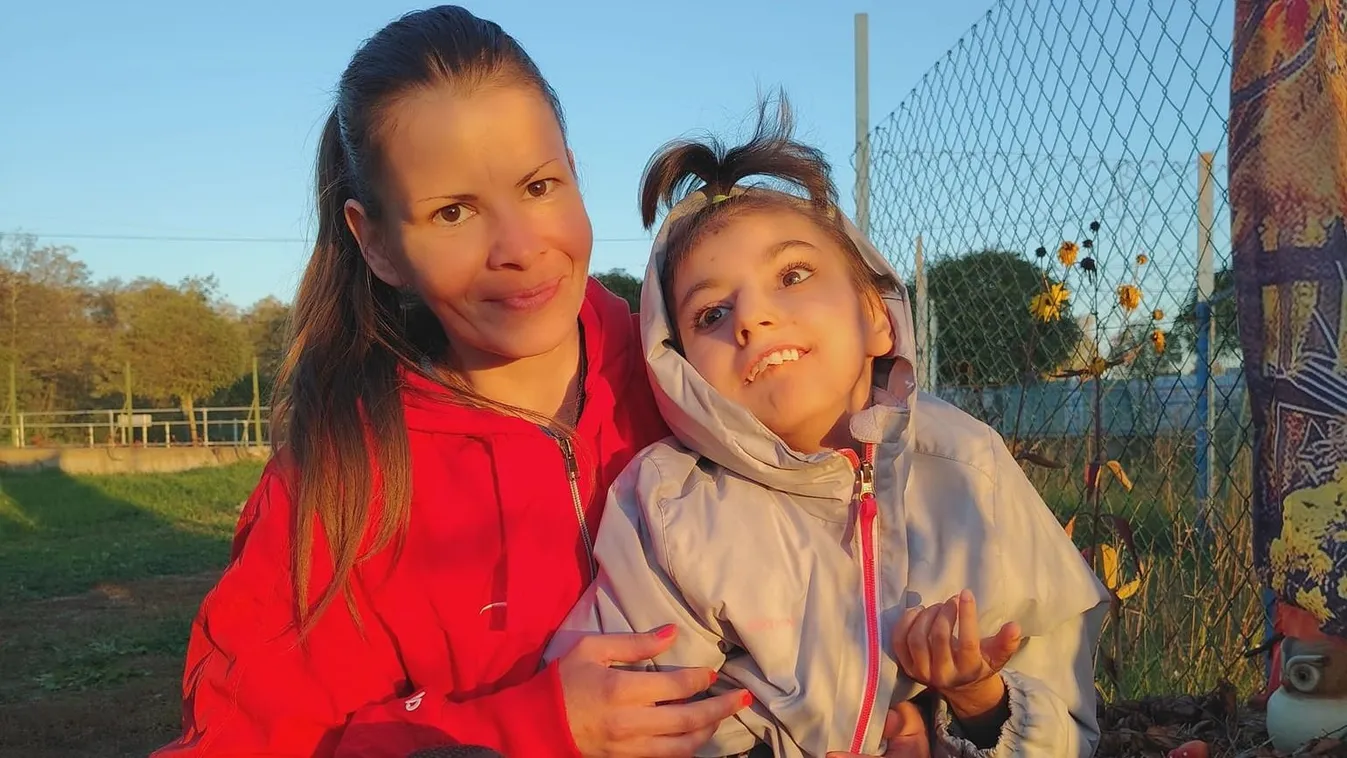 Túl van az életveszélyen a kisfejűséggel küzdő Karola