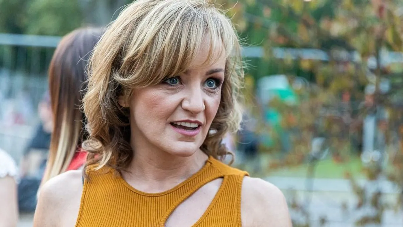 Szandi popsiján úgy feszül a nadrág, hogy azt öröm nézni