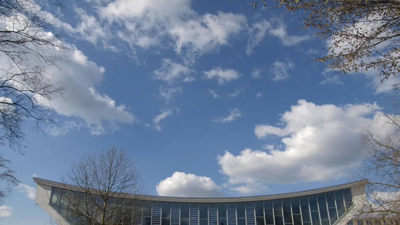 Migránsok miatt be kell zárni egy uszodát