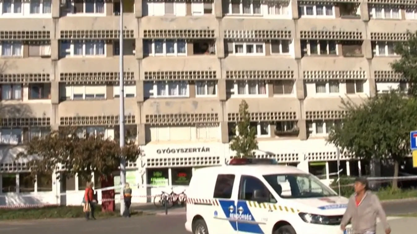 Betondarab zuhant egy férfi fejére a debreceni társasházról
