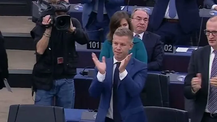 Magyar Péter állva tapsolta a háború támogatását