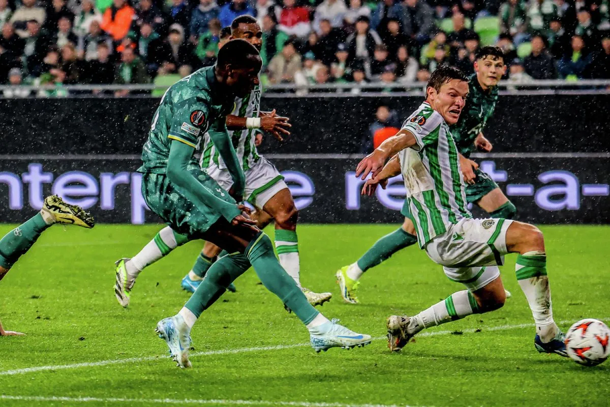 Sarr (balra) az eső félidő közepén szinte a semmiből lőtt gólt a Fradinak