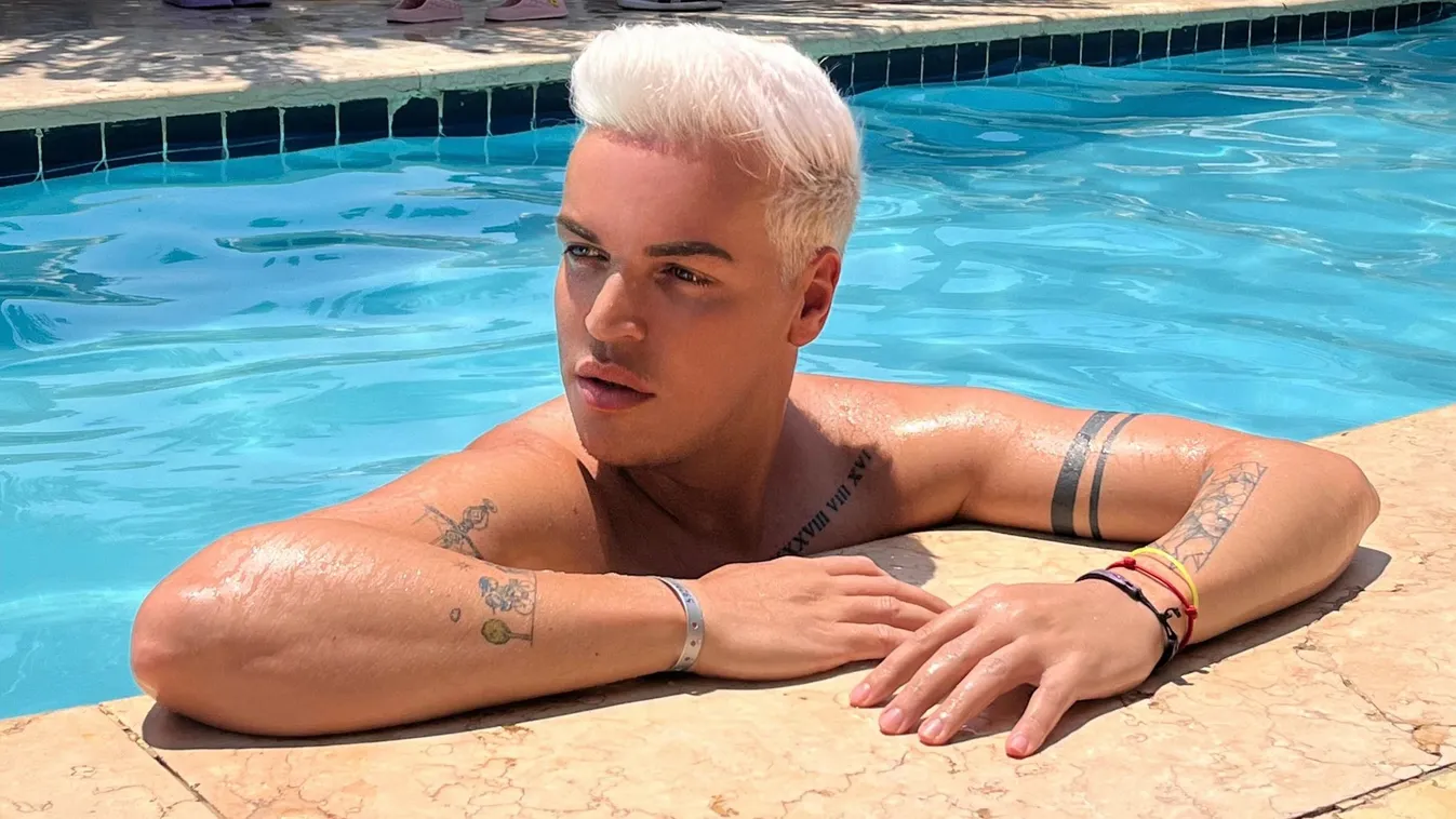 Így osztja ki dalban az utálkozókat a magyar Ken baba