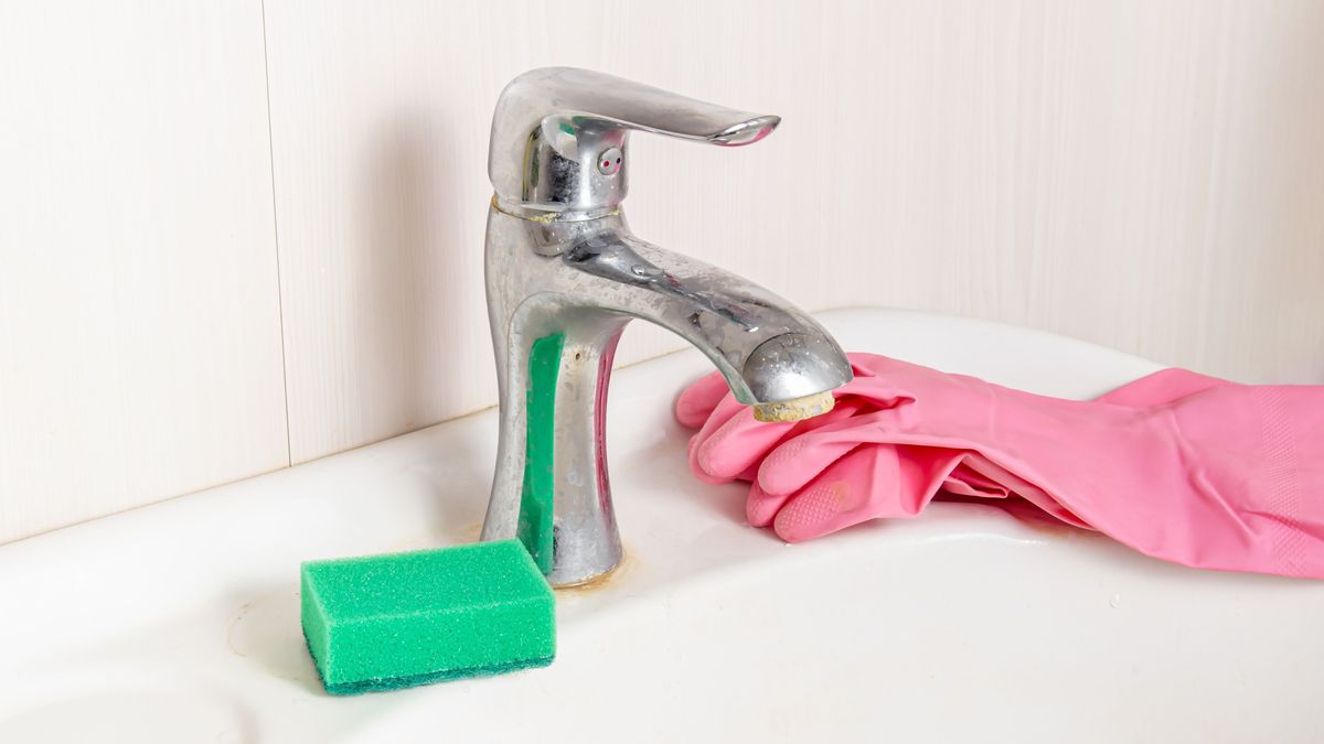 Green,Sponge,And,Pink,Rubber,Gloves,On,Sink.,Cleaning,The