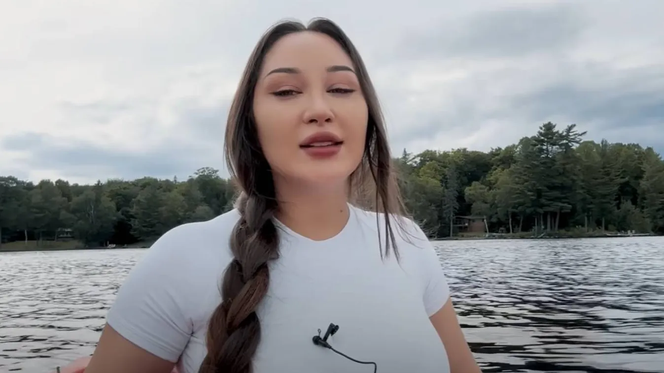 Milyen melltartó? Semmi sem takarja a kebelcsoda bimbóit