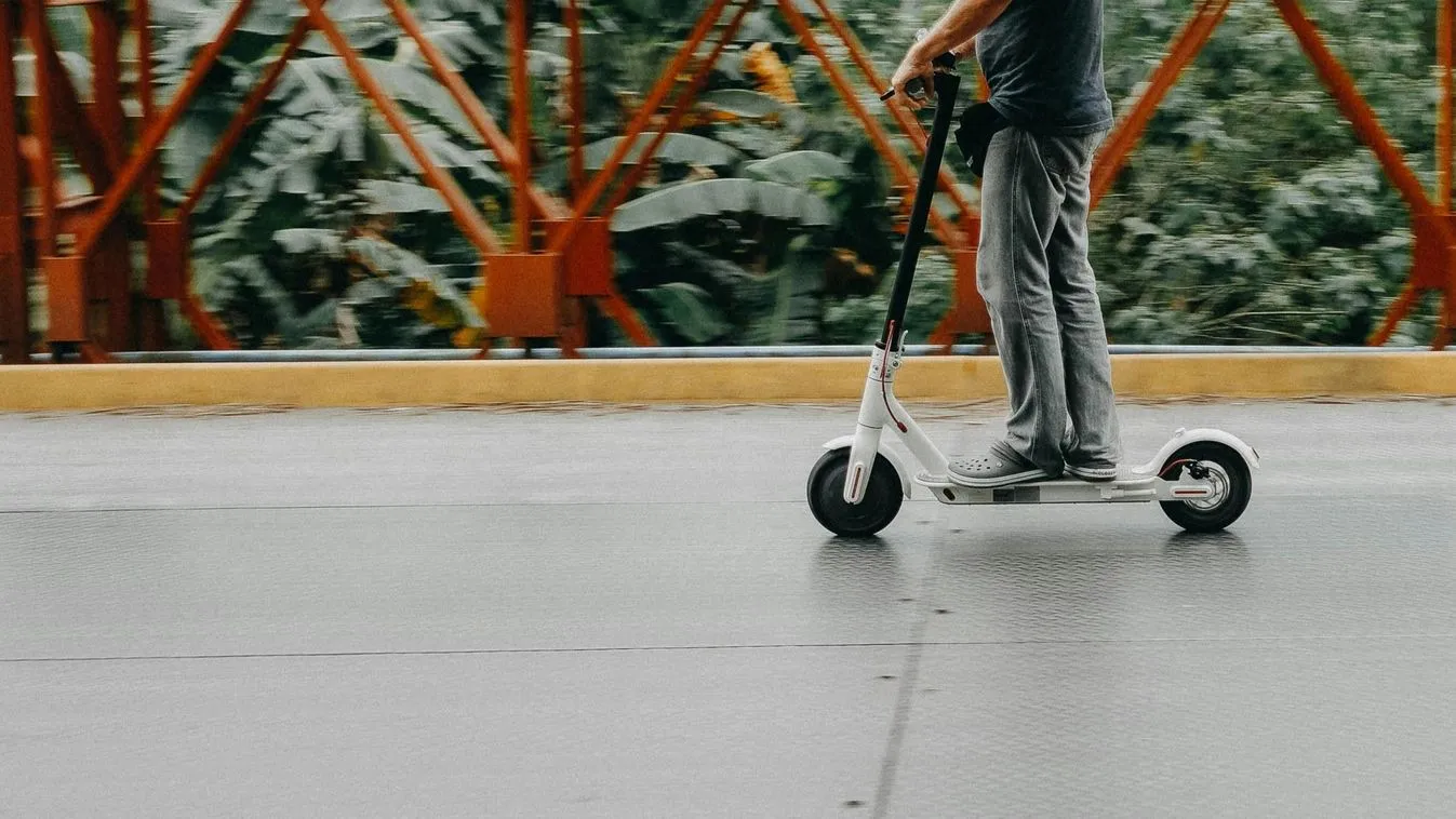 Elektromos rollerrel sem szabad ittas állapotban közlekedni!