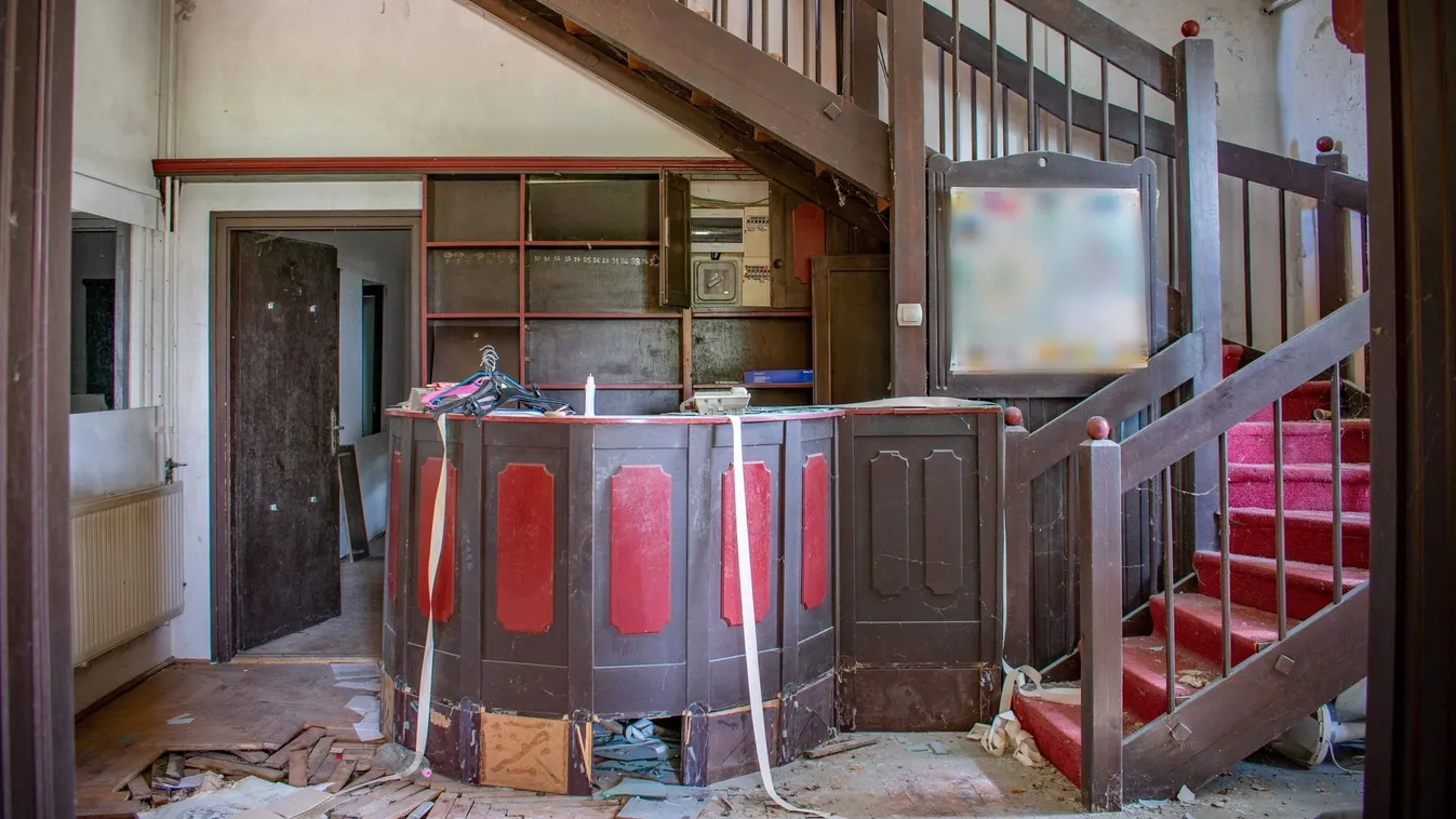 Szellempanzió a hegy oldalában - Galéria