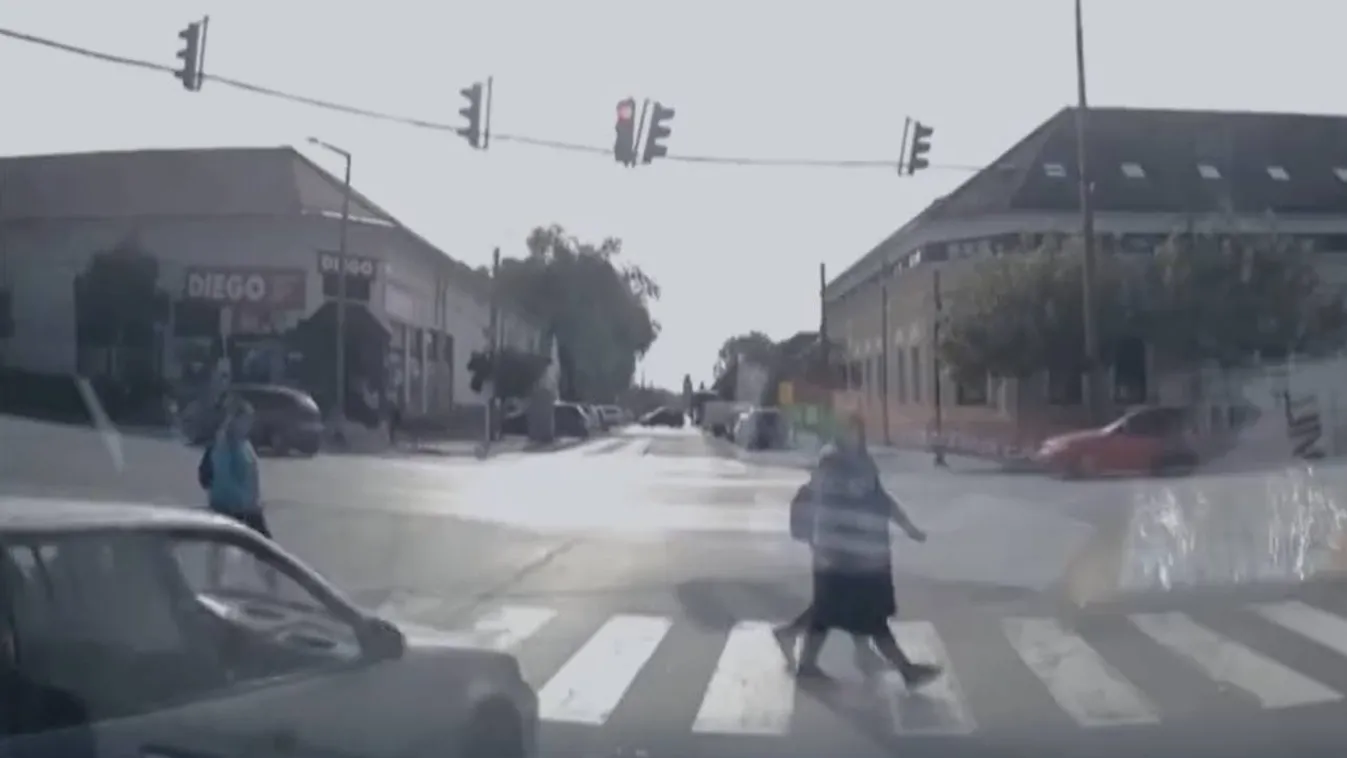 Döbbenetes videó: centiken múlott a gyalogosok élete