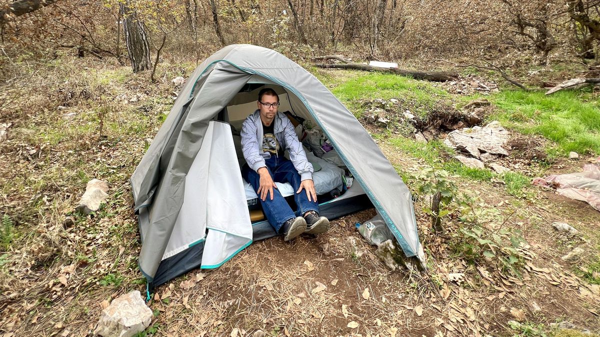 Megtaláltuk a magyar hegylakót: Krisztián hónapok óta az erdőben él egy sátorban