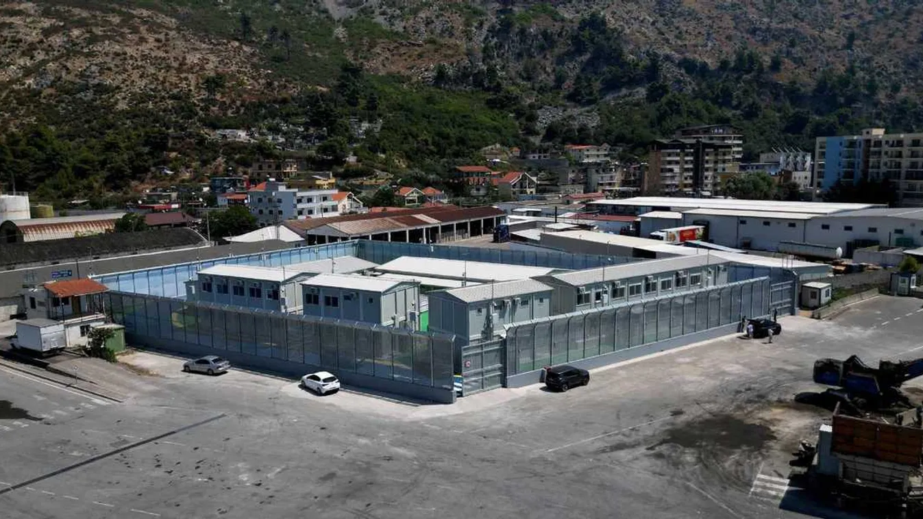 Megnyílt az olasz migránstábor Albániában.