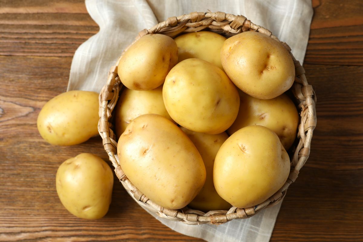 Young,Potatoes.,Fresh,Potatoes,On,A,Wooden,Background.,Harvesting,Collection.