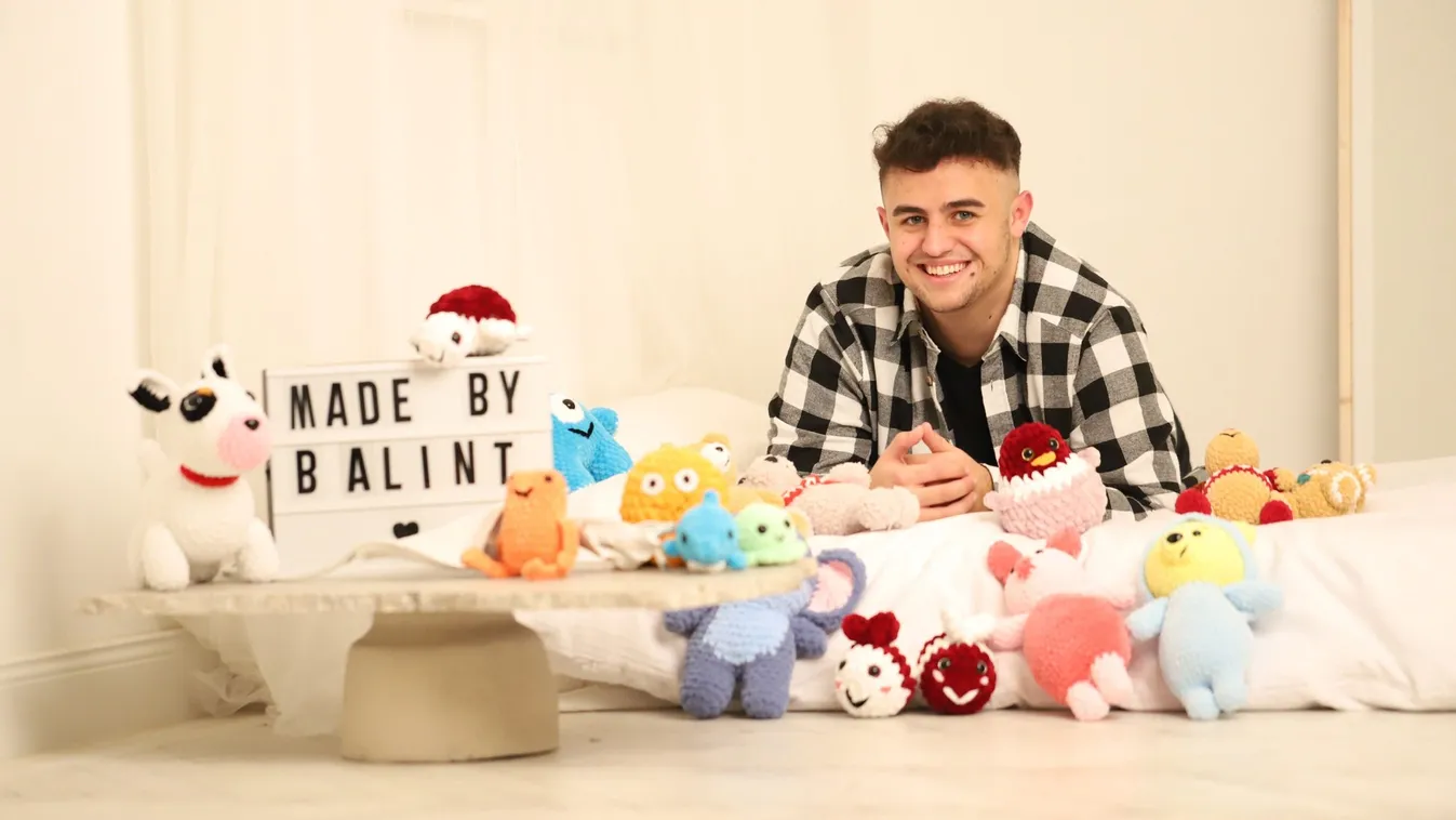 Profi a horgolásban az egyetemista fiú