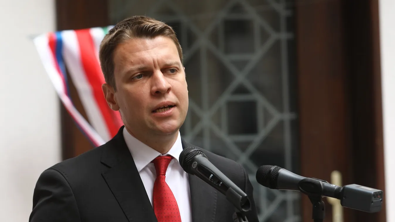 Menczer Tamás: Lenéznek bennünket – videó