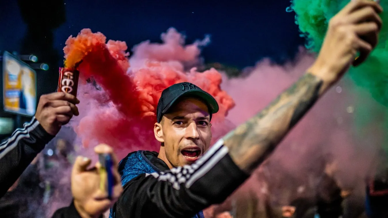 Piros-fehér-zöld lett Zenica, így vonult a magyar tábor