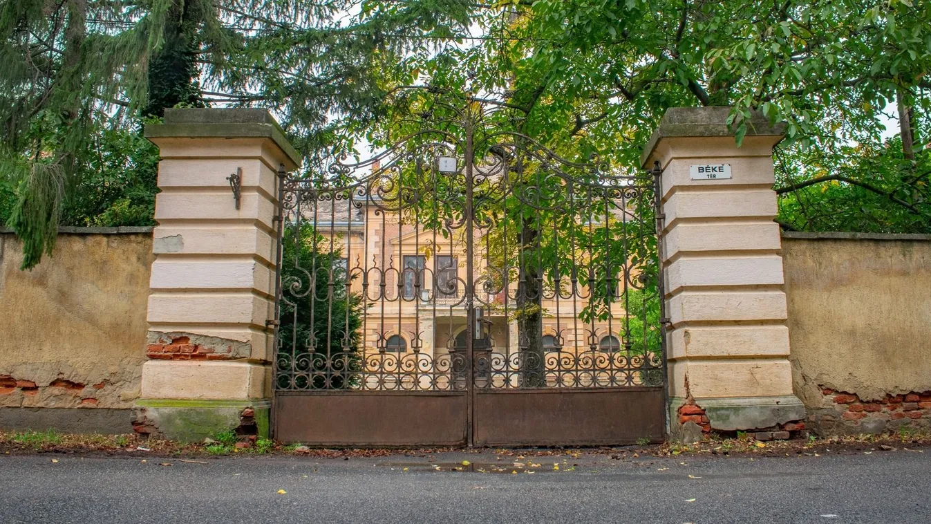 Hihetetlen, milyen titkokat rejt ez az elhagyatott, 325 éves magyar kastély - Galéria!