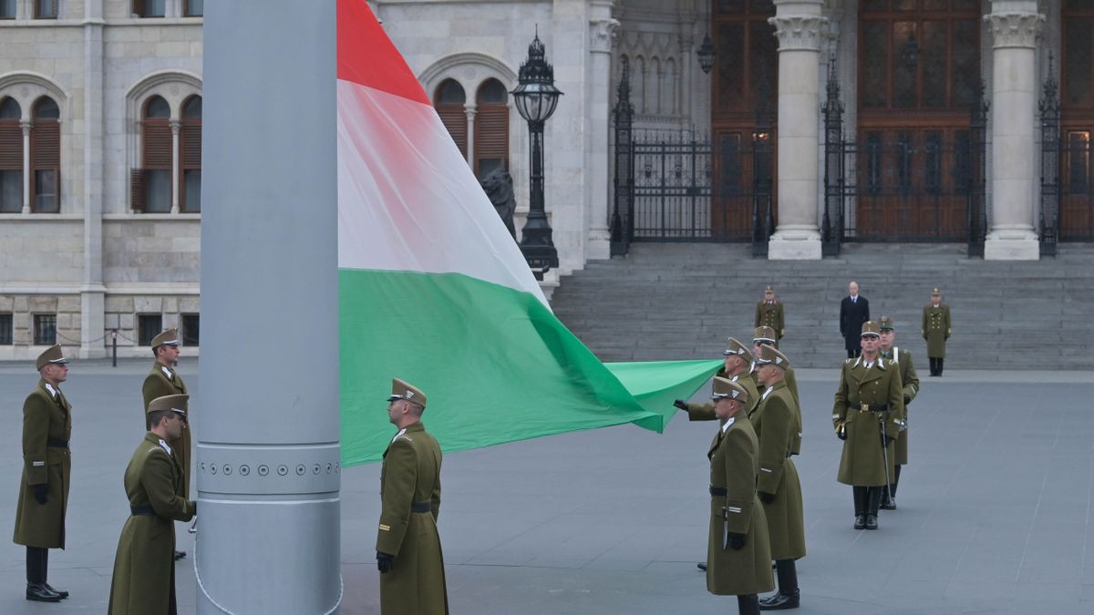 Felvonták, majd félárbócra engedték a nemzeti lobogót az Országház előtt