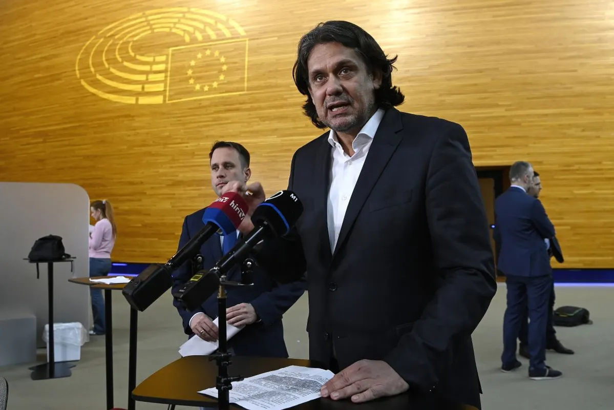 DEUTSCH Tamás; DÖMÖTÖR Csaba