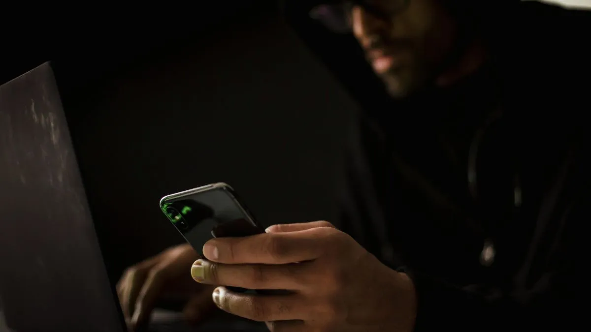 hacker, vírus, hackerek, okostelefon, mobiltelefon, laptop, biztonság, telefonos csaló romantikus csaló