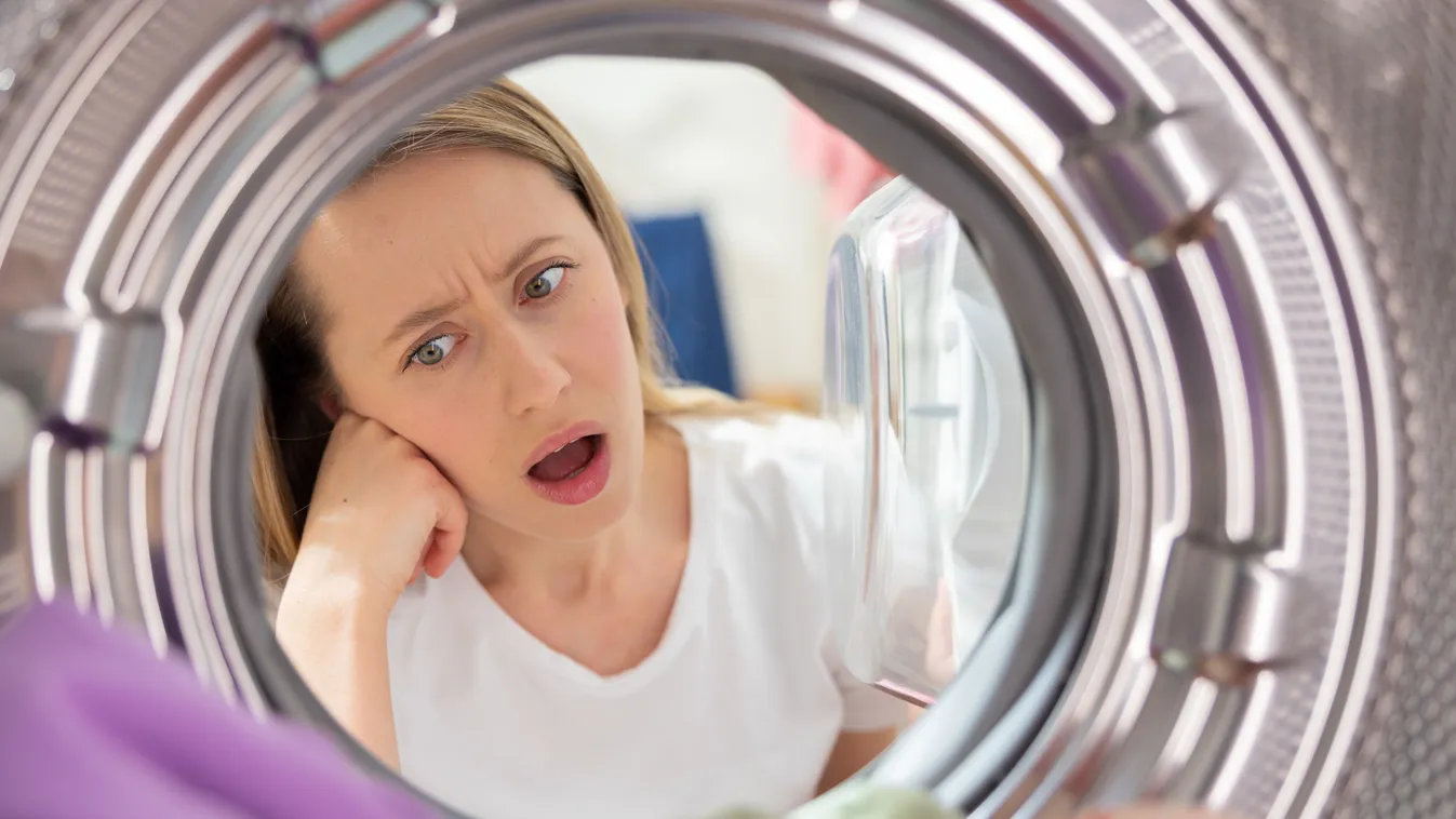 Eltünteti a papír zsebkendő szöszeit ez a trükk a ruhákból