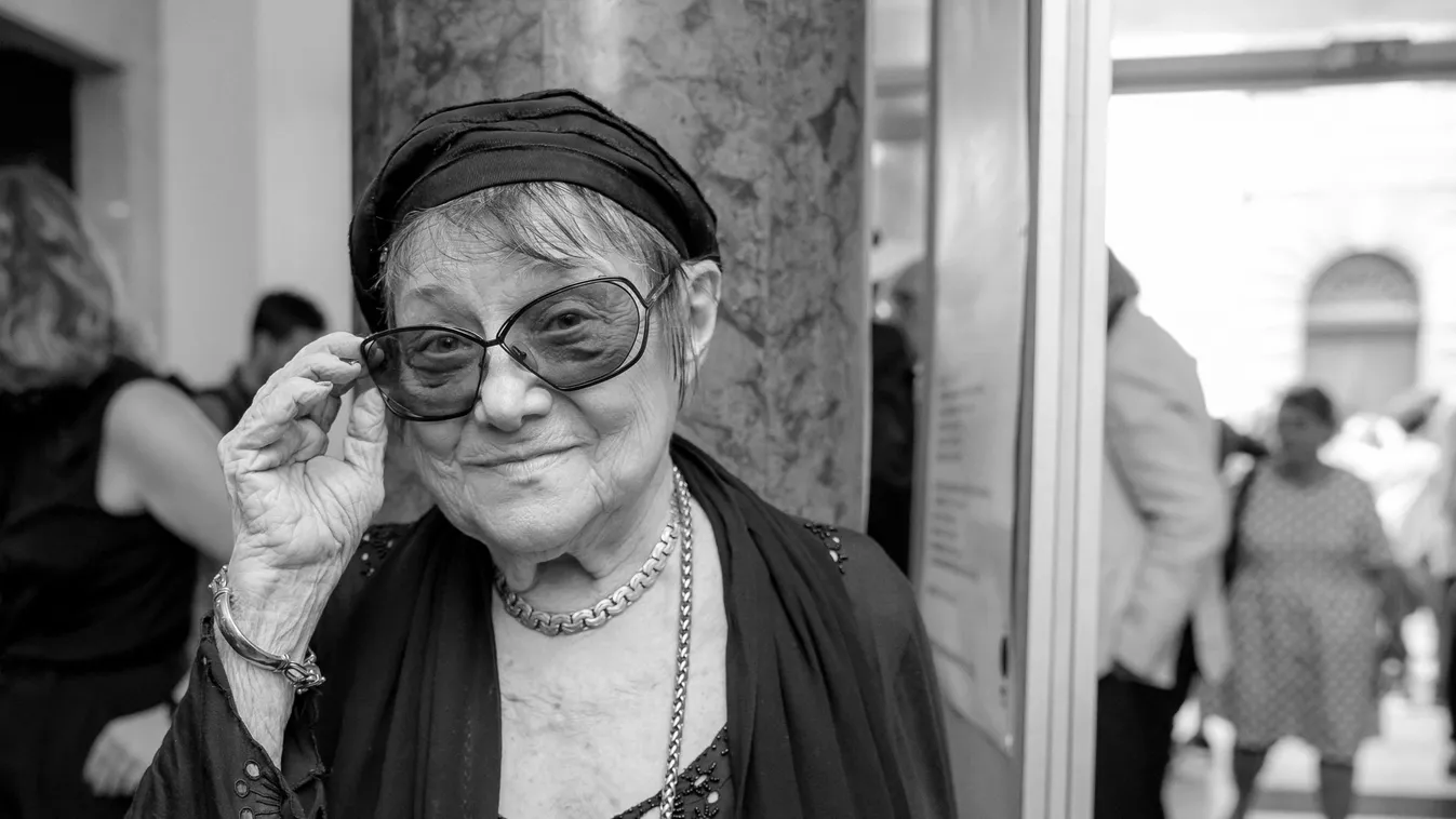 Így néz ki a születésnapján a Szomszédok sztárjának sírja