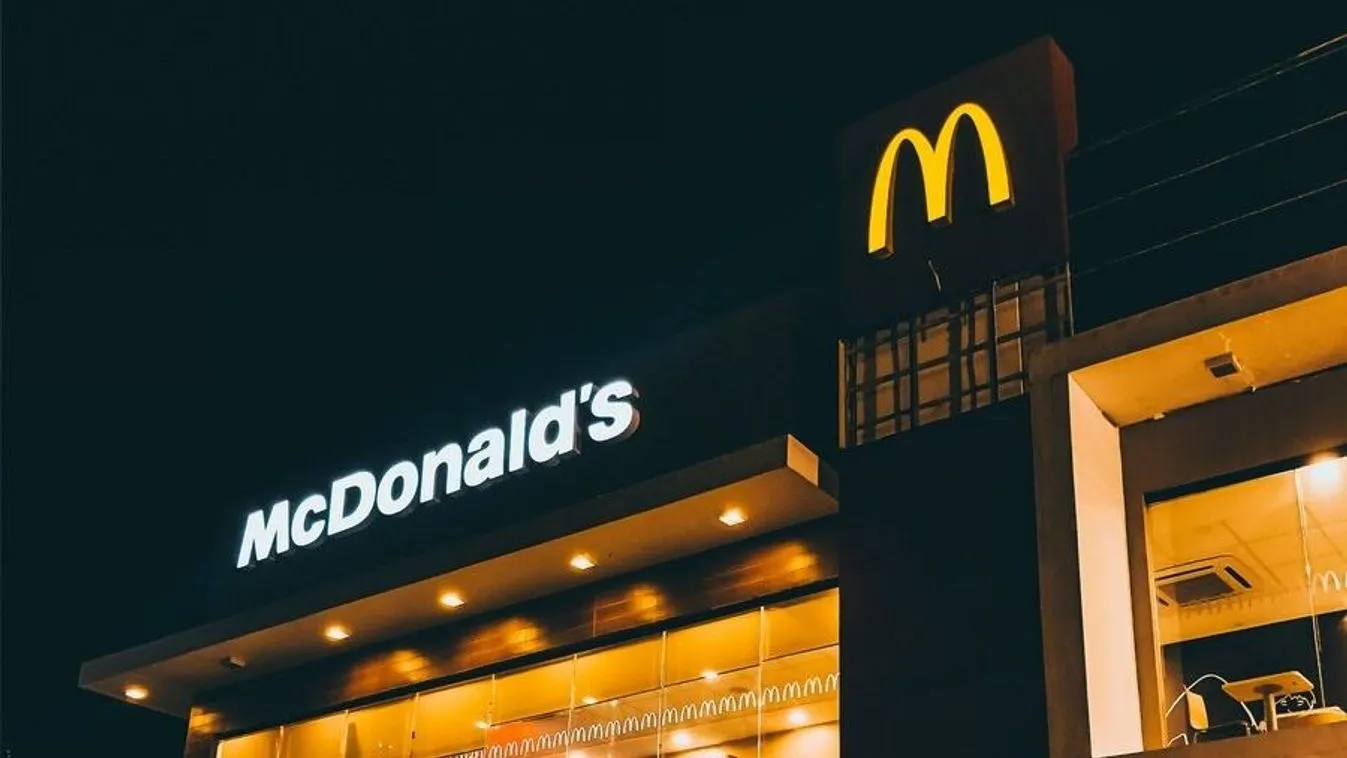 Megsebesített gyerekre találtak a McDonald's parkolójában