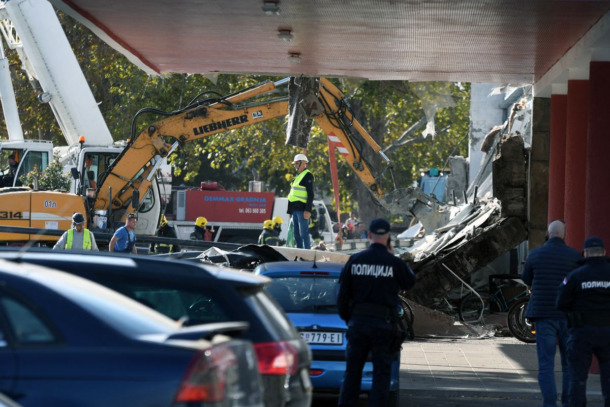 SZERBIA ÚJVIDÉK VASÚTÁLLOMÁS TETŐSZERKEZET LEOMLÁSA HALOTTAK