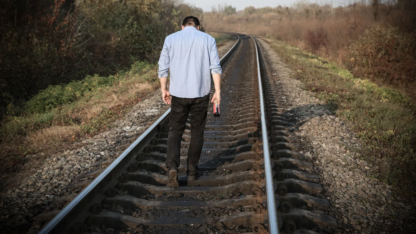 Riadalom a vasútállomáson: sínek közé került a férfi