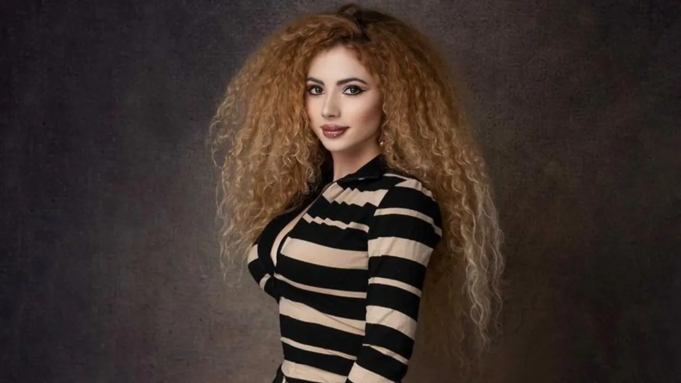 Szexi videó: Opitz Barbi miniszoknyában illegeti magát