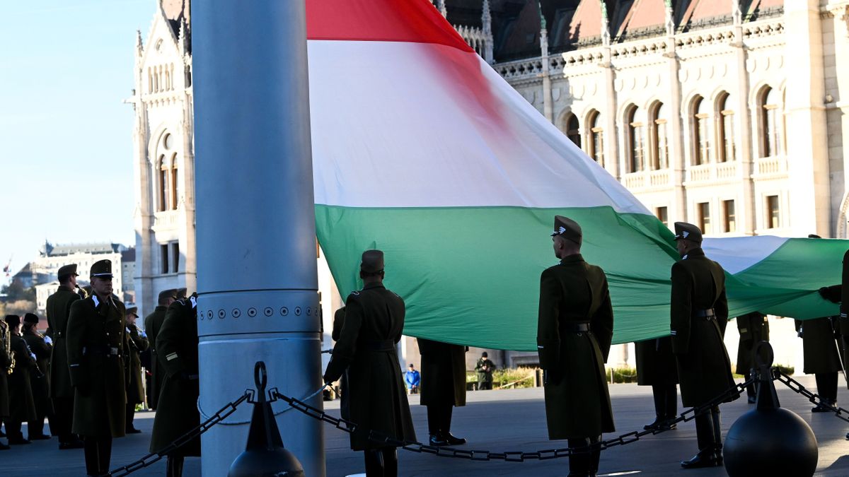 Nemzeti gyásznap – félárbócon a nemzeti lobogó