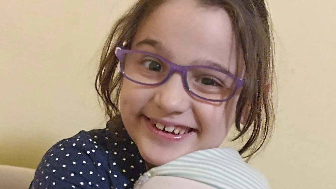 A fájdalmak miatt alig bír lábra állni a csontrákos kislány