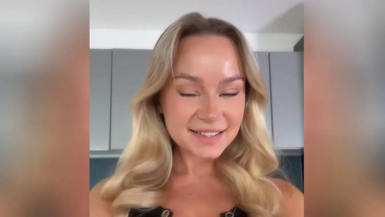 Intim közelségből mutatta meg melleit a szőke bombanő