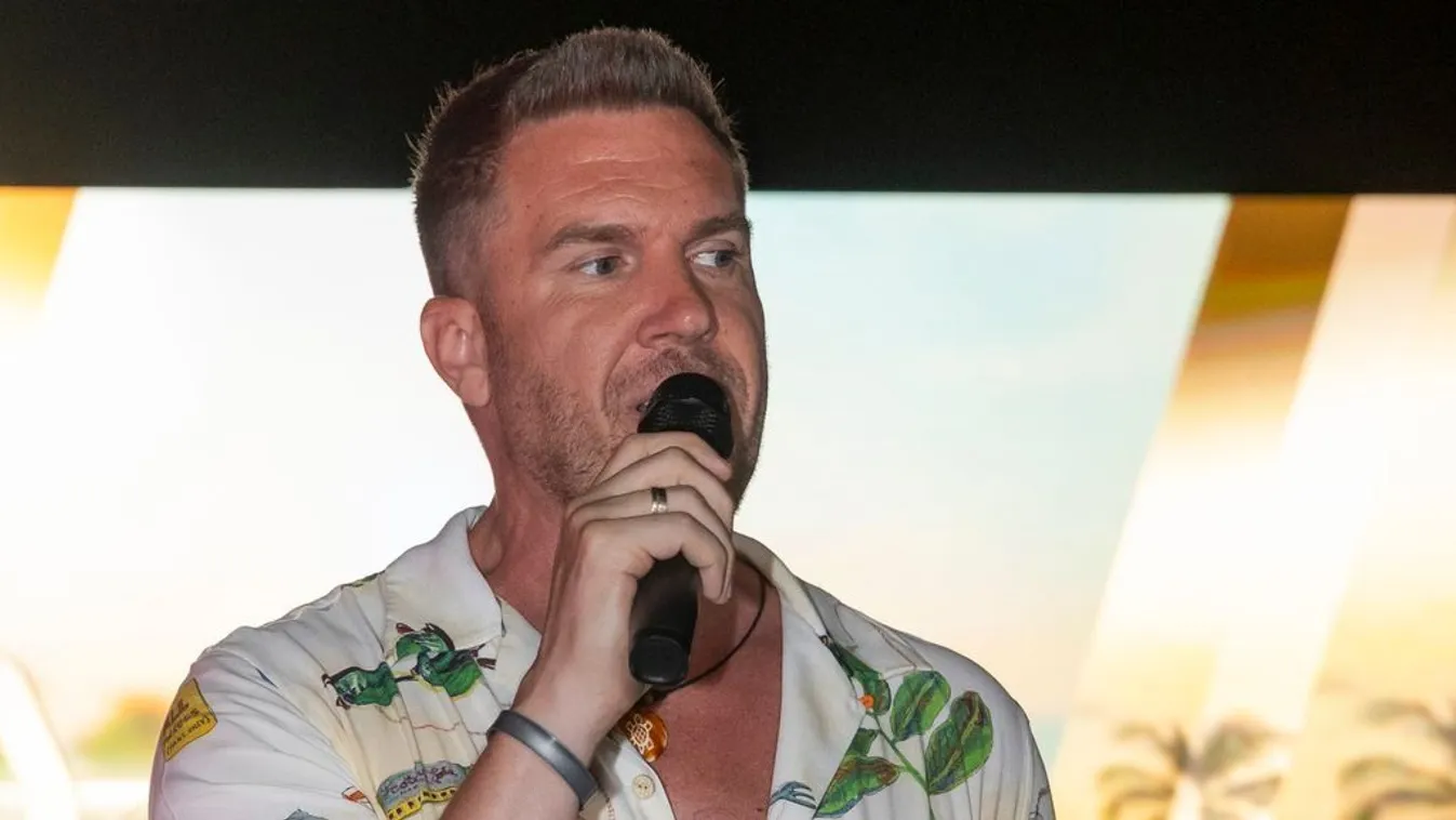 Kasza Tibi a zuhany alatt simogatja magát