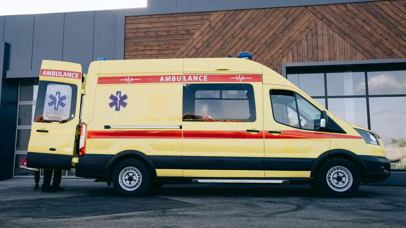 Egy terhes nő irányította a haldokló férjét szállító mentőt