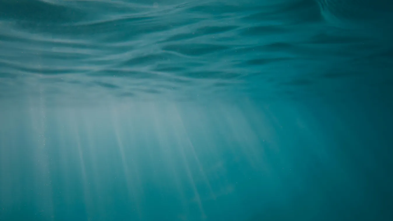 Elsüllyedt egy hajó, 17 embert mentőbúvárok keresnek