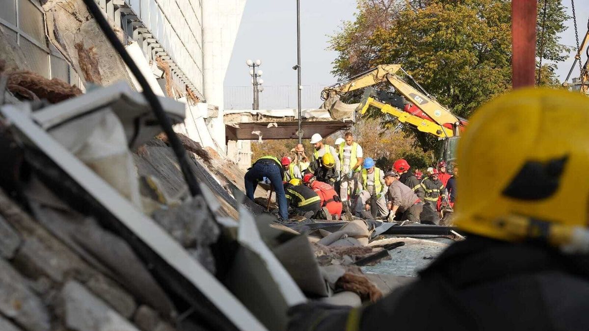 SZERBIA ÚJVIDÉK VASÚTÁLLOMÁS TETŐSZERKEZET LEOMLÁSA HALOTTAK