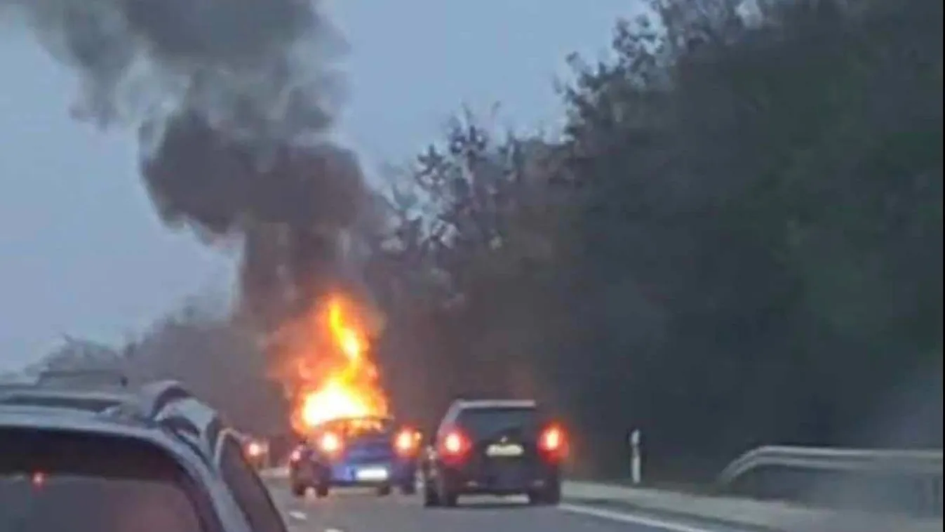 Menet közben gyulladt ki egy kocsi az M4-esen - fotóval