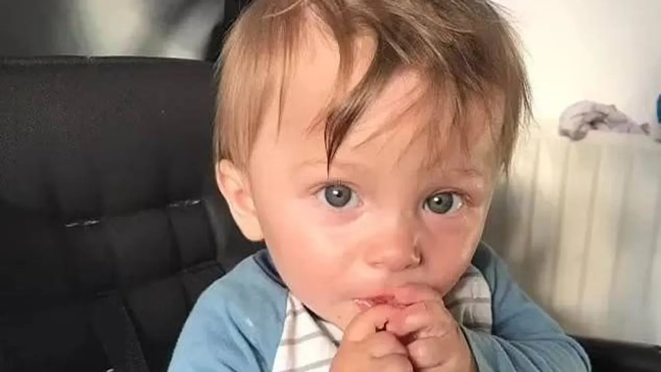 Felfoghatatlan tragédia: édesapja holtteste mellett találták meg összegömbölyödve a 2 éves kisfiút