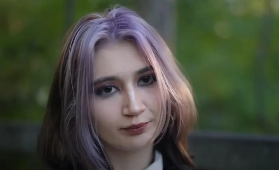 Siri, üvegcsontú lány, YouTube, Truly