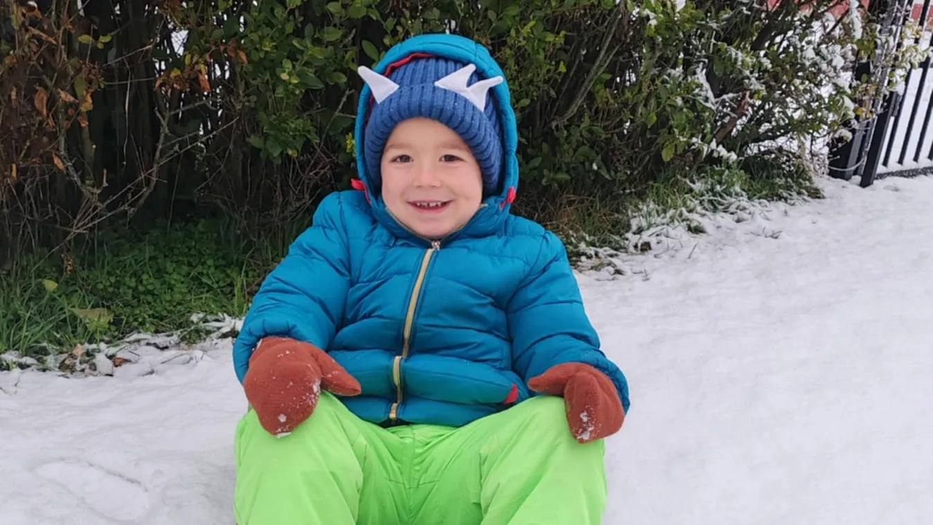 Így örült az első hónak Levi, az izomsorvadásos kisfiú