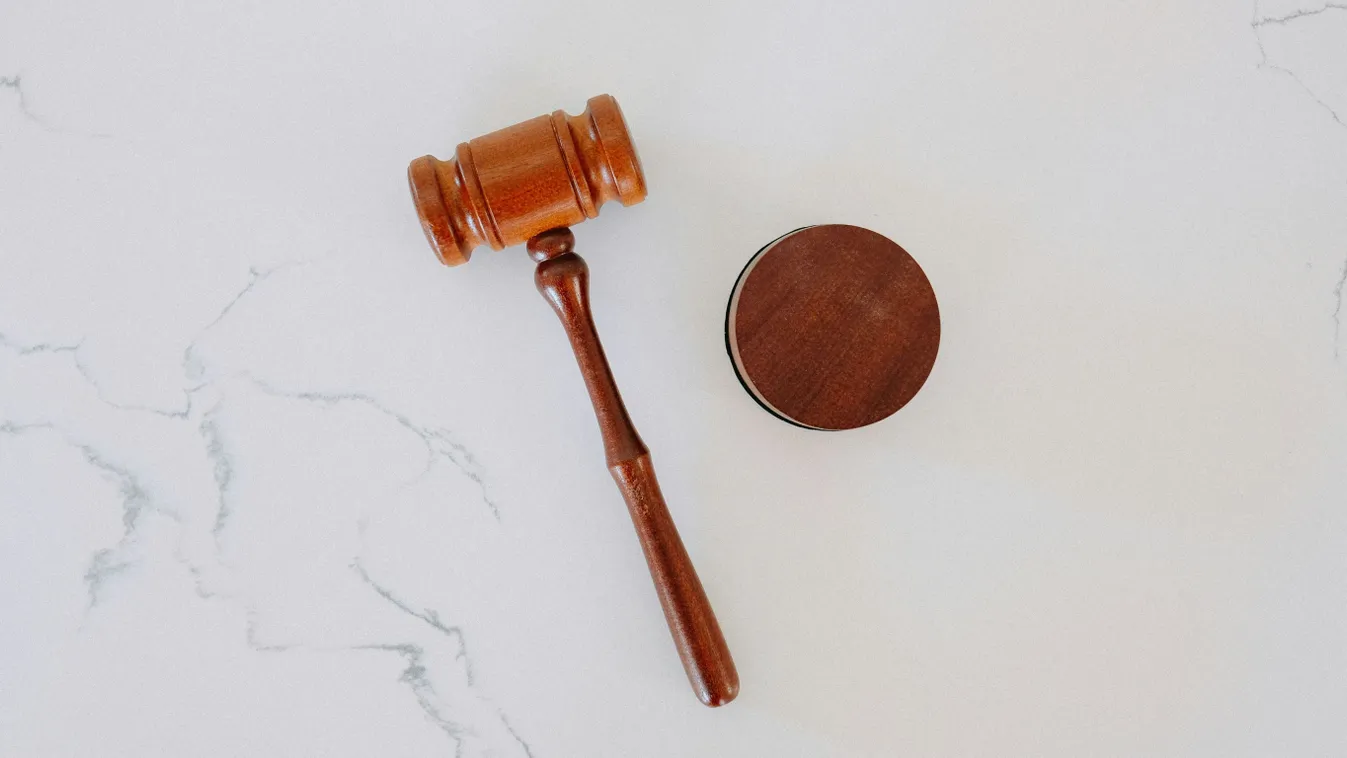 Botrány, mit tettek a segítségre szoruló 14 éves kislánnyal