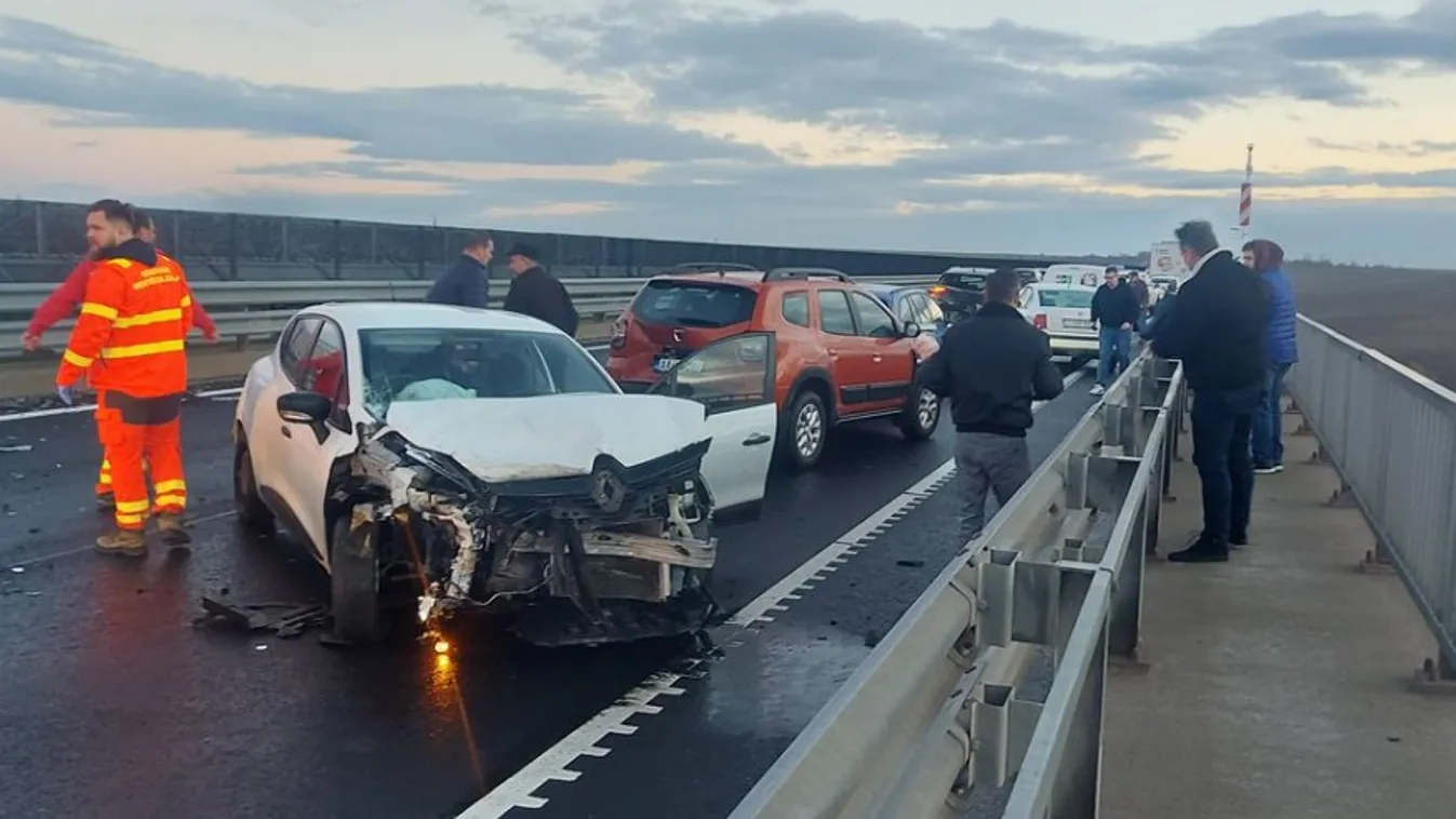 Készültség az M6-oson: roncsok amíg ellátni Budapest felé