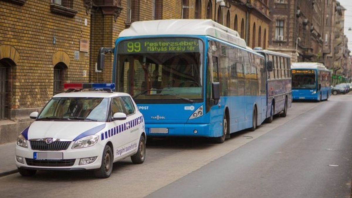 „Úristen, ez mekkora?” - Méretes szexjátékot hagytak a budapesti buszon – Fotók!